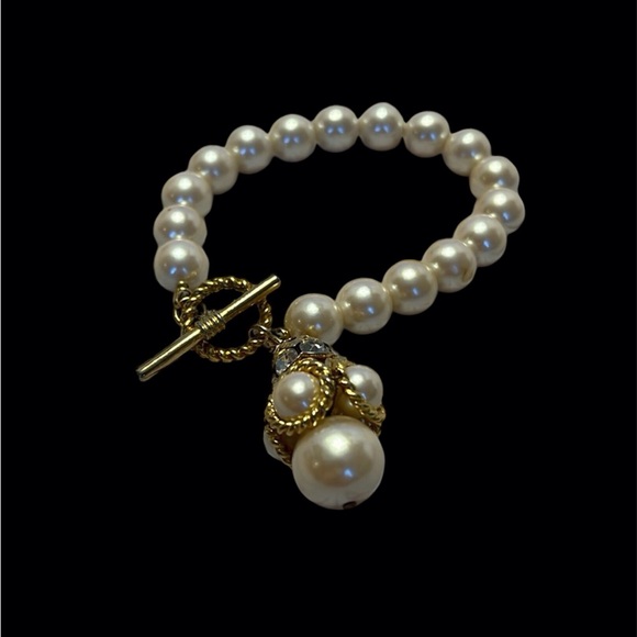 Faux Pearl Bracelet with toggle clasp and Pearl Charm. Pre Owned - Picture 1 of 2